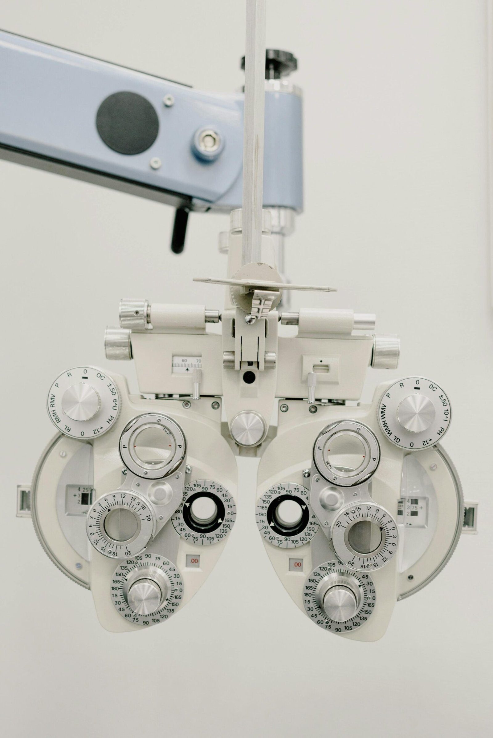 Estamos aquí para ti... Medical optical equipment with lenses for eyesight measurement in medical diagnostic ophthalmology clinic