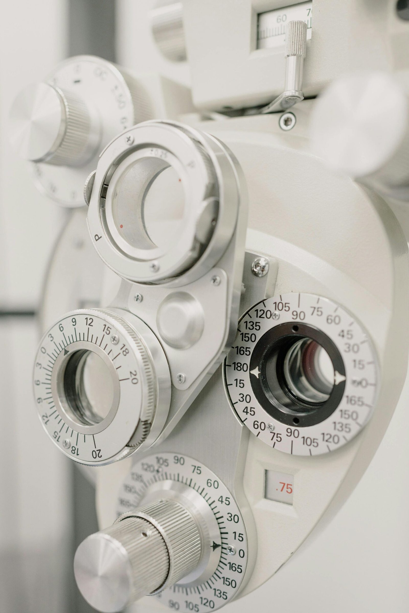 Estamos aquí para ti... Detailed image of a modern phoropter used in eye examinations for precise vision testing.